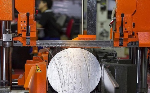 老新镇立式金属带锯床切削出现跑带故障解决方法！